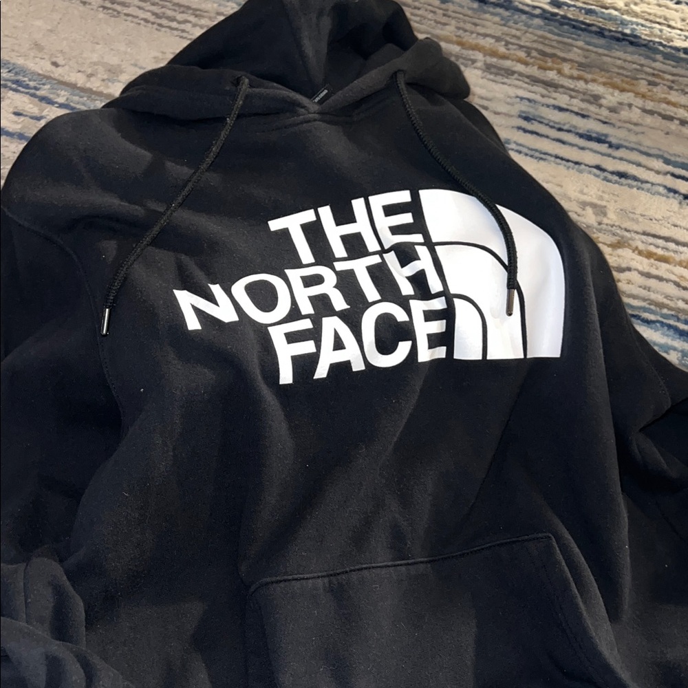 The North Face Black Pullover Hoodie $4.99 shipping 📦📤